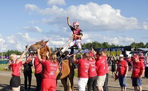 Santtu Raitalan kärryt nostettiin ilmaan ravikunigattaruuden kunniaksi.