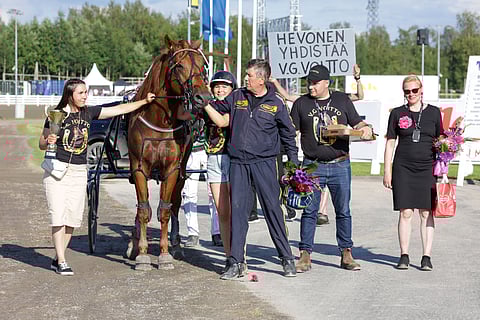 V.G. Voitto voittajaseremoniassa kuninkuusravien päätösmatkan jälkeen.