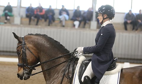 Anu Sironen tulee SM-kisaan pieneltä tauolta, uudella asenteella ja terveysongelmat selättäneellä hevosellaan. 