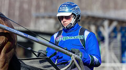 Jonny Länsimäki valmentaa hevosia Ylistarossa.