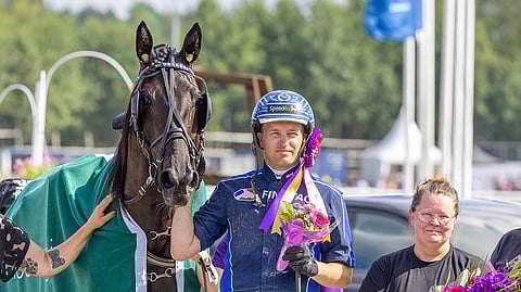 La Grange sai karsintaan radan kuusi, ja valmentaja Tuija Karjalainen (oik.) toivoo tarkkaa juoksua. Sellaisen ohjastaja Niko Riekkinen pyrkii hevoselle tarjoamaan.