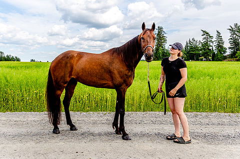 Lämminveriravuri Sahara Sandstorm ja valmentaja Siiri Mäkinen.