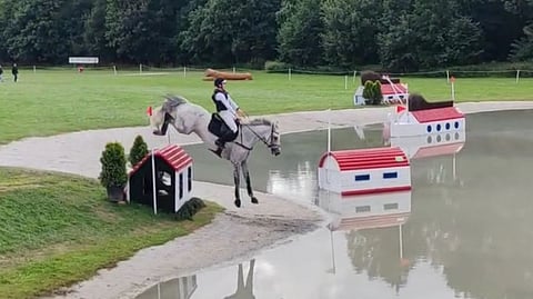 Nelli Pekkarinen ja Avoca Alchemist EM-kilpailujen maastokokeessa. 