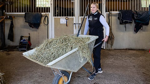 Pinja Iltanen ja kottikärryllinen kuivaheinää.