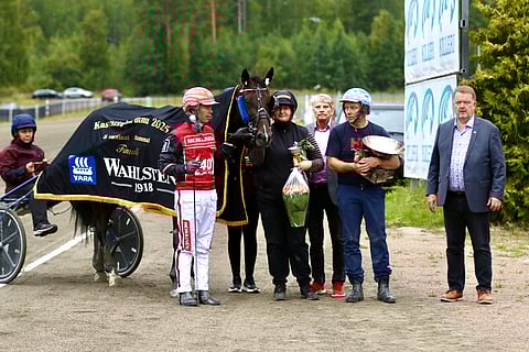 Viens Ici oli paras 5-vuotiaiden tammojen Kasvattajakruunussa. Mukana juhlissa ohjastaja Santtu Raitala, valmentaja Tero Pohjolainen.