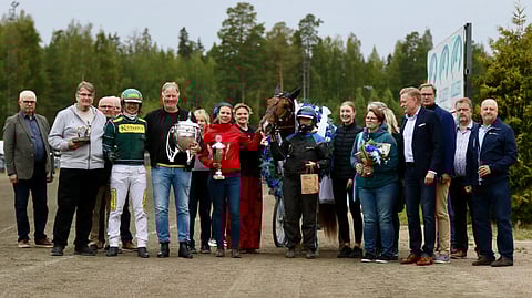 Öystein Tjomsland kannatteli suurinta pokaalia, kun Weikkoa juhlittiin Derbyn sankarina.