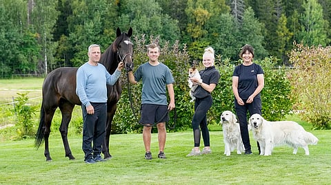 Kari Lehtonen, Riku Lehtonen, Heta Huuskola ja Annamari Lehtonen tähyävät Warrior Princessin kanssa lauantain Villinmiehen Tammakilvan finaaliin.