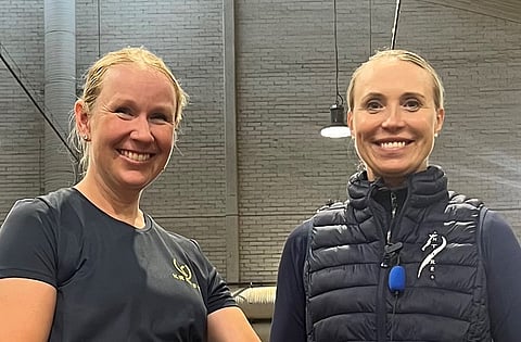 Emma Kanerva oli perjantaina satulassa klo 12-17. Hän testasi klinikkahevosia lauantaille.  Suomen uusi maajoukkuevalmentaja Terhi Stegars seurasi ratsastusta. Lauantaina he pitävät yhteisklinikan. 