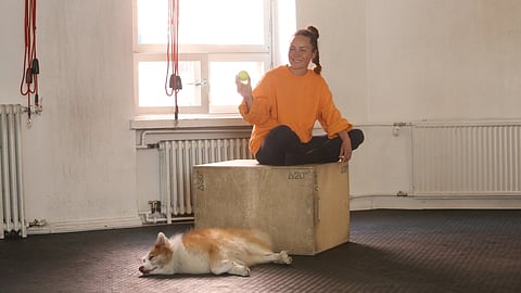 Kanerva Ahonala ja tennispallo, joka voisi kuulua jokaisen ratsastajan päivittäisiin rutiineihin. 