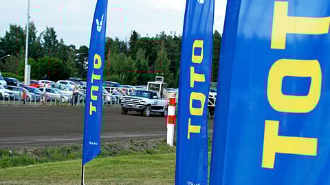 Toto mainoksia raviradalla