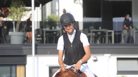 Jone Illi kilpailee paljon nuorilla hevosilla, mutta saa myös kokeneempia hevosia alleen. Uusimpana ratsastettavana on 9-vuotias Beerbaumien hevonen, joka on jo hypännyt 150-tasolla.