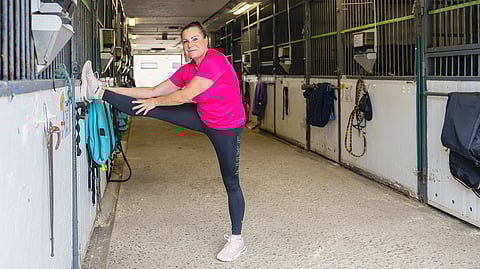 Miia Salminen näyttää esimerkkejä, millaisia liikkeitä voisi tehdä tallitöiden ohessa.