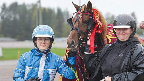 A-ponien Villiponi-lähdön voittaja Arnäs Mikasa ja Jonna Puustinen sekä hoitaja Liisa Kervinen.