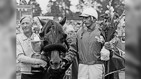 Tapio Perttunen ja elämänsä suunnan muuttanut hevonen Hipo. Vasemmalla Tapion isä Mikko Perttunen.