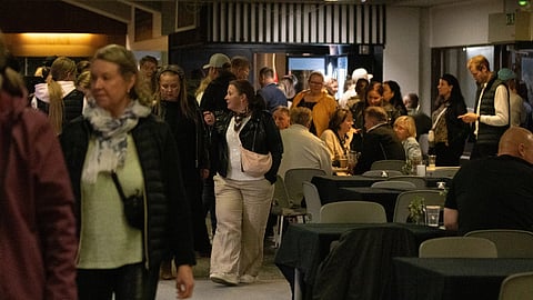 Elokuun viimeisenä perjantaina Jokimaalla vietettiin ravien jälkeen aikaa venetsialaisten ja laukkakilpailujen merkeissä.