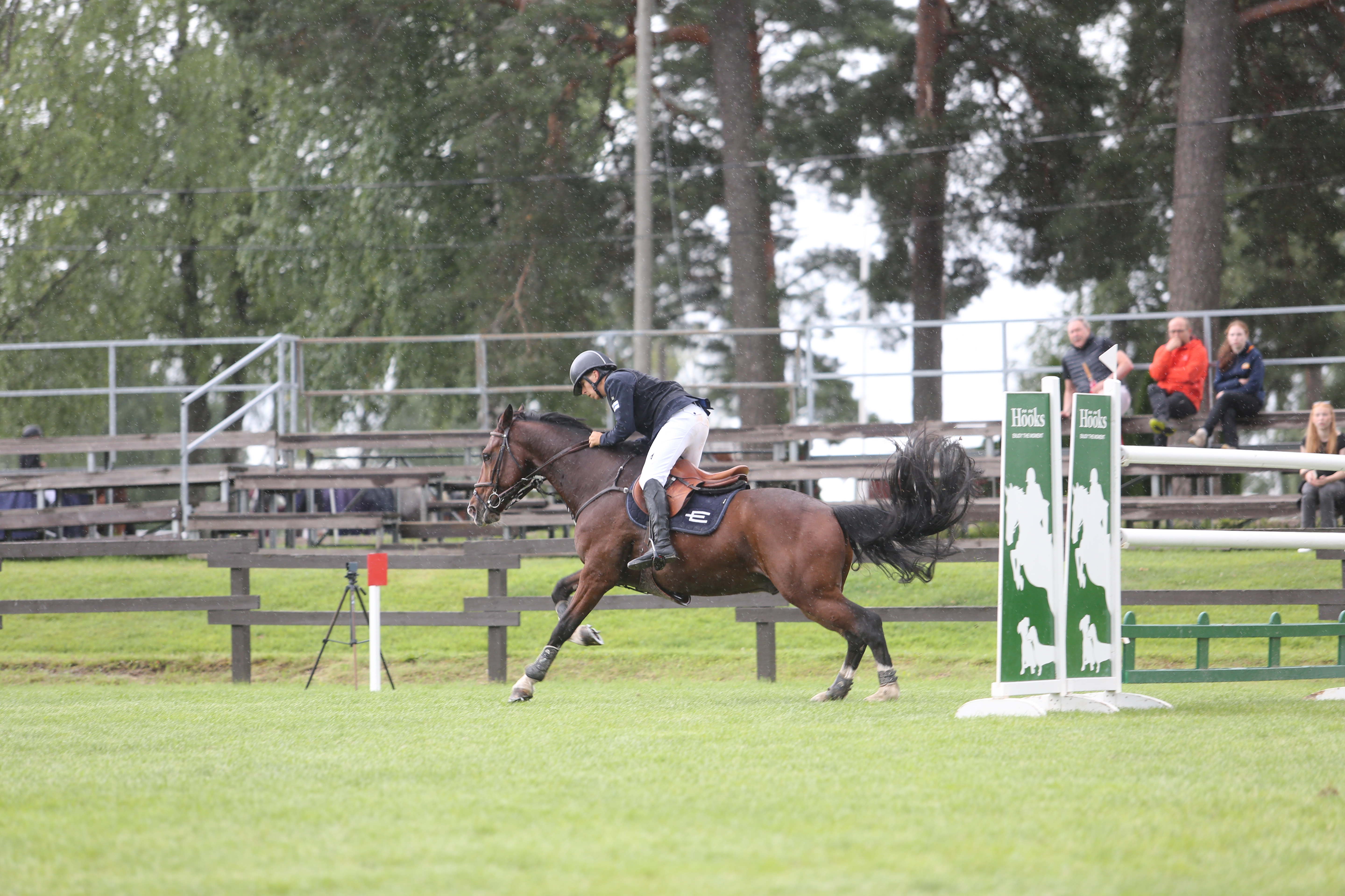 Aikaratsastaminen on taito, joka on turkulaisen ratsastuskouluyrittäjän mielestä hankittava ajoissa. 