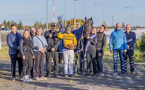 Mozart B.R. päätti komeasti Tornion Laivakankaan ravikauden. Matti Nisonen on hevosen valmentaja-ohjastaja ja hänen vieressään omistaporukan Juha Vidgren näyttää peukkua.