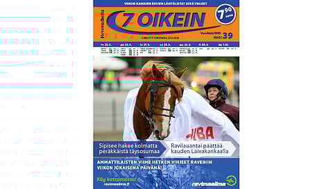 7 oikein -lehdessä julkaistaan kotimaan ravien käsiohjelmasivut vihjeineen ja tallikommentteineen torstaista keskiviikkoon ja Ruotsin pääpelin kohdelähtöjen käsiohjelmasivut torstaista maanantaihin, kun ilmoittaumispäivät ovat normaalit. Tiistain ja keskiviikon Ruotsin pääpelien käsiohjelmasivut A4-koossa ovat ladattavissa verkosta, linkki näköislehdessä. Kansikuva Roosa Lindholm.
