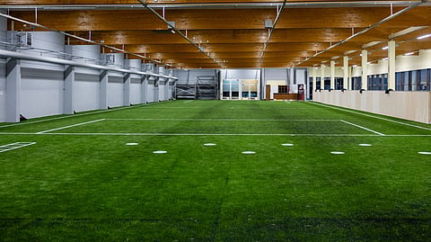 Totohallista jalkapallokentäksi.