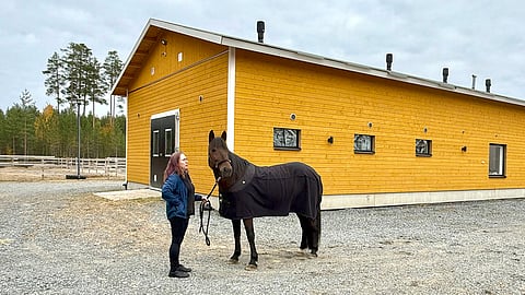 Crista Räsäsen henkinen tukipilari Eeva-Riitta Tuovinen ja Tutuks poseeraavat viime joulukuussa valmistuneen tallin edessä. Liperissä on asetettu kovat panokset raviurheiluun.