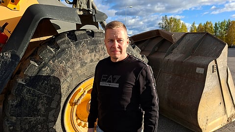 Pasi Peltoniemi on tottunut työskentelemään suurempien hevosvoimien parissa. Ravihevosia mies on omistanut yli 15 vuoden ajan.