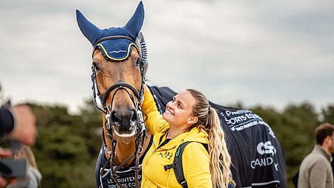 Oona Eerola ja Miss Blue Fontainebleaussa 5* GP:n voiton jälkeen keväällä 2025.