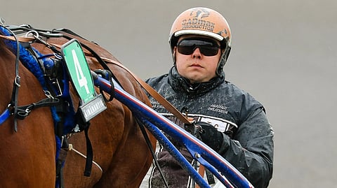 Terno Grönstrand ostohousut jalassa.