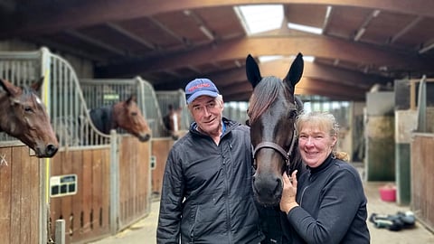 Reijo Hokkeri, 4-vuotiaiden tammojen Breeders Crownin voittaja Sahara Firebird (Googoo Gaagaa) ja Outi Kujala.