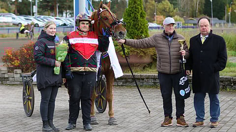 Heidi Taipale ja Matti Juutila pääsivät lokakuussa iloitsemaan Taarin Tahden divisioonafinaalivoitosta Kouvolassa. Kauppojen myötä hevonen kuitenkin vaihtoi heti tuon startin jälkeen valmentajaa, mutta nyt Juutilan ja Taipaleen talliin on tulossa uutta verta.