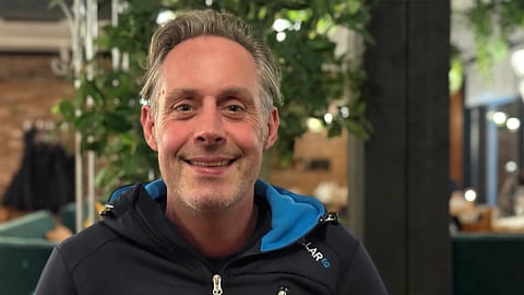 Hollantilainen kouluratsastaja Jorg van den Akker aloitti uuden elämän Suomen Lapissa.