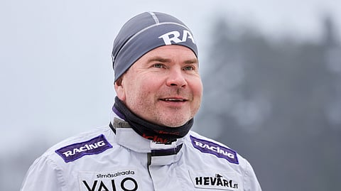 Matias Salo valmentaa hevosia Iitissä.