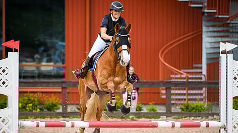 Fiannan Mysti ja Jaana Kaasinen kilpailivat Savijärvellä estekilpailuissa kesällä 2025.