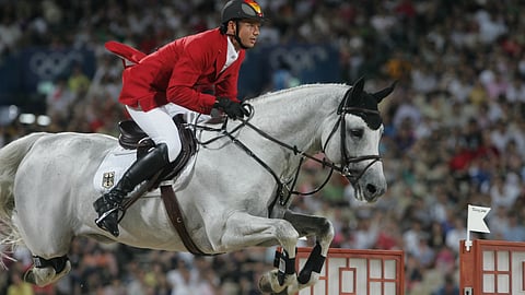 Marco Kutscherin ratsastama Cornet Obolensky Hongkongissa. 