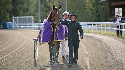 Velvet Gold voitti urallaan Forssan Tammavaltikan kahdesti Iikka Nurmosen valmennuksesta. Tamman rinnalla hoitaja Jenni Tuokko.