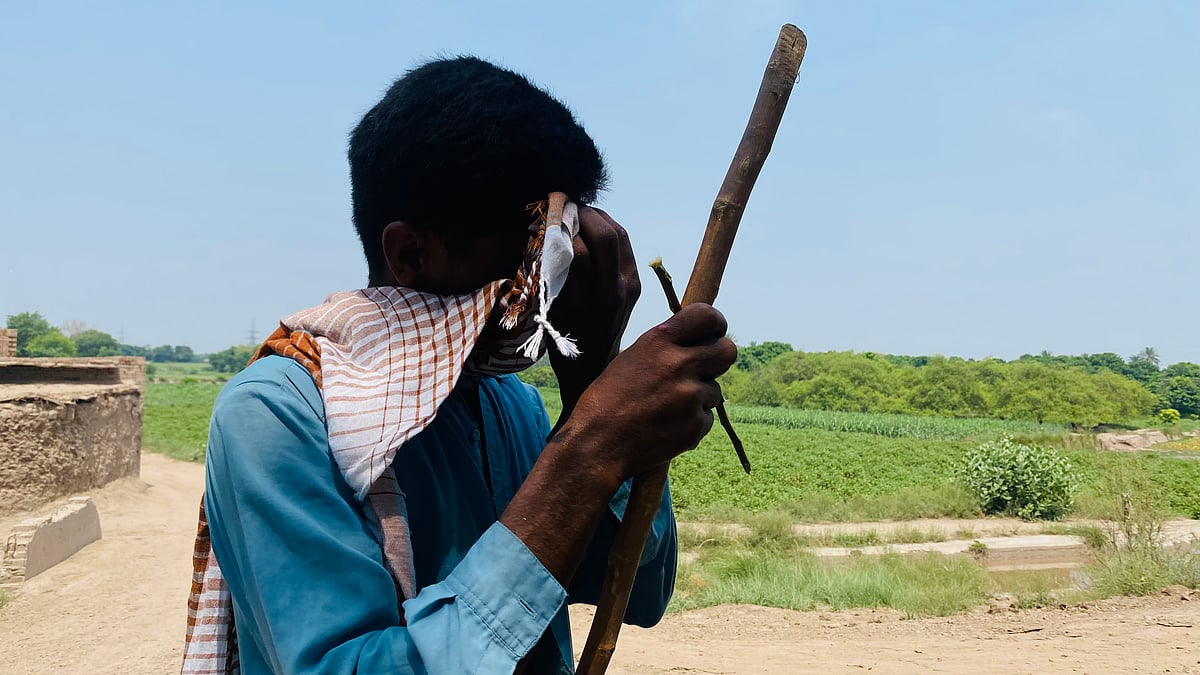 Struggling to cope with extreme heat, a farmer in Multan, in Pakistan’s Punjab province, returns home early to avoid the blaz
