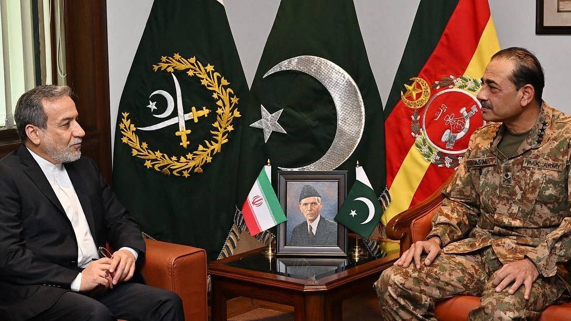 Pakistan’s army chief, Asim Munir, dressed in military uniform (left) meeting Iran’s foreign minister, Abbas Araghchi dressed