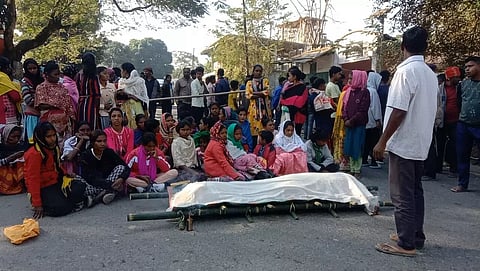 असम: सड़क दुर्घटना में मृतकों के शव के साथ एनएच 37 अवरुद्ध