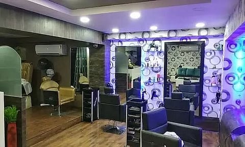 गुवाहाटी शहर में अनैतिक गतिविधि में लिप्त एक यूनिसेक्स सैलून पर जीएमसी ने जुर्माना लगाया