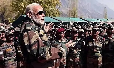 पीएम मोदी के भारतीय सेना की वर्दी पहनने के बाद यूपी कोर्ट ने पीएमओ को भेजा नोटिस