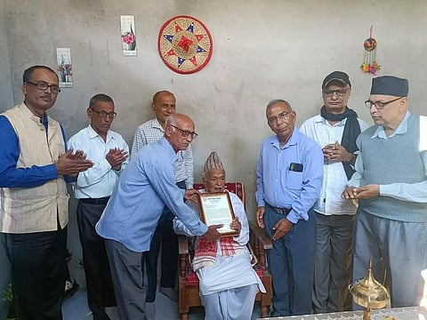 विश्वनाथ में स्वतंत्रता सेनानी हरि प्रसाद मिश्र का अभिनंदन