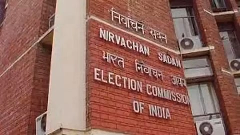 असम: मतदान अधिकारी गंतव्यों की ओर रवाना