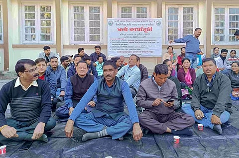 असम: दरांग जिला प्रशासन के कर्मचारियों ने विरोध प्रदर्शन किया