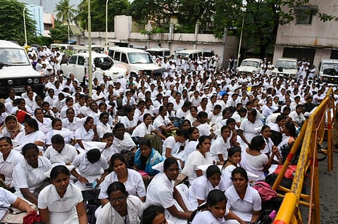 ஊதிய பிரச்சினையால் ஒப்பந்த செவிலியர்கள் சென்னையில் உண்ணாவிரதம்; 2000-க்கும் மேற்பட்டோர் திரண்டனர்