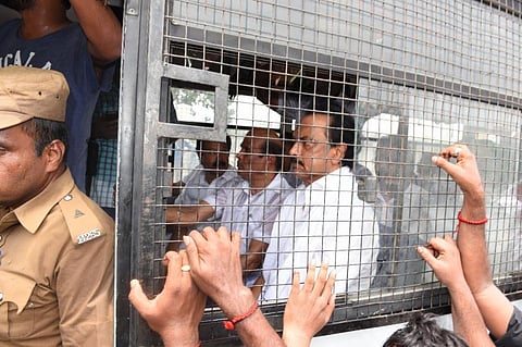 சாலை மறியலில் ஈடுபட்ட திமுக, காங்கிரஸ் எம்.எல்.ஏக்கள் கைது