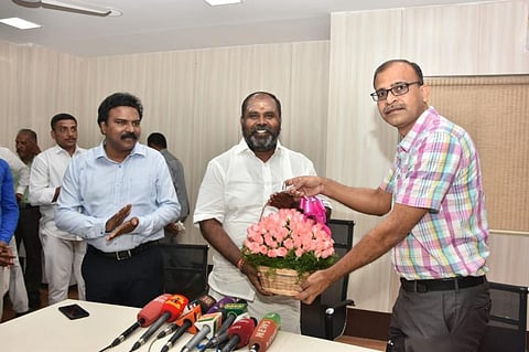 சென்னையில் வருவாய்த் துறை அமைச்சர் ஆர்.பி.உதயகுமார் தலைமையில்  இ -சேவை  தொடர்பாக அதிகாரிகளுடன் ஆய்வுக் கூட்டம்! படங்கள்: எல்.சீனிவாசன்