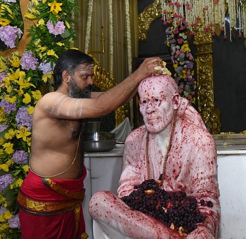 சீரடி சாய் பாபாவின் 101-வது மகா சமாதி -   சிறப்பு ருத்ராபிஷேகம், மகா தீபாரதனை, சிறப்பு அன்னதானம்! படங்கள்: எல்.சீனிவாசன்