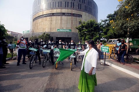 கொரோனா தடுப்பூசிக்கான விழிப்புணர்வு மாபெரும் சைக்கிள் பேரணியை  இயக்குநர் விமலா கொடியசைத்து துவக்கி வைத்தார் - படங்கள்: எல்.சீனிவாசன்