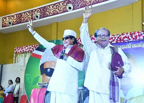 நகர்ப்புற உள்ளாட்சி தேர்தல்: அண்ணா, எம்ஜிஆர், ஜெயலலிதா வேடமணிந்து கலைஞர்கள் வாக்கு சேகரிப்பு