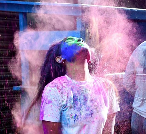 வண்ணங்களின் விழா: சென்னையில் ஹோலி கொண்டாட்டம்