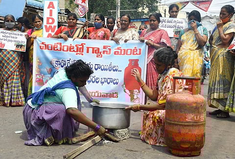 சமையல் எரிவாயு விலை உயர்வு | தெலங்கானாவில் சாலைகளில் விறகு அடுப்பில் சமைத்து ஆளுங்கட்சியினர் போராட்டம் - புகைப்படத் தொகுப்பு